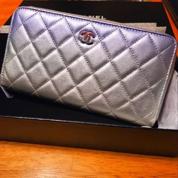 SOLD 🦄 💎Chanel Iridesent long zip wallet - Picture 1 of 13